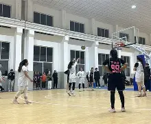 包含赛场上球员们尽显团队合作，为胜利齐心协力的词条