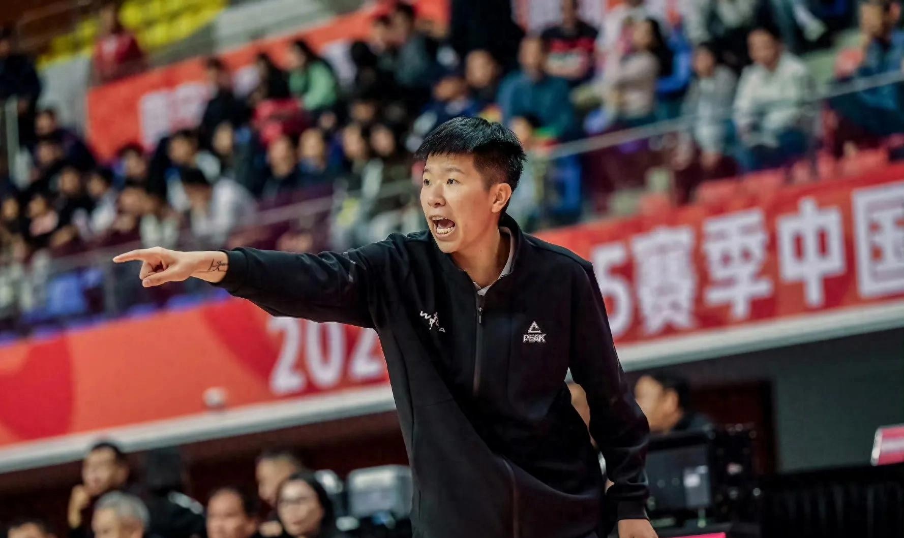 全队表现神勇，教练赞誉球员团结拼搏