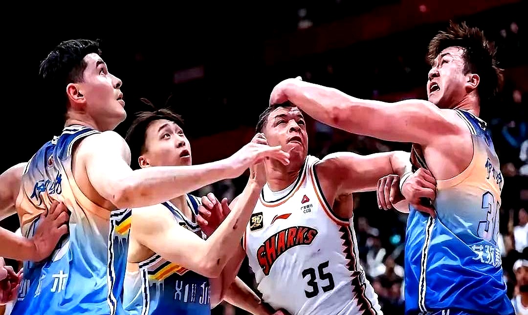 场上对决：两支球队交锋惊现激烈拼抢