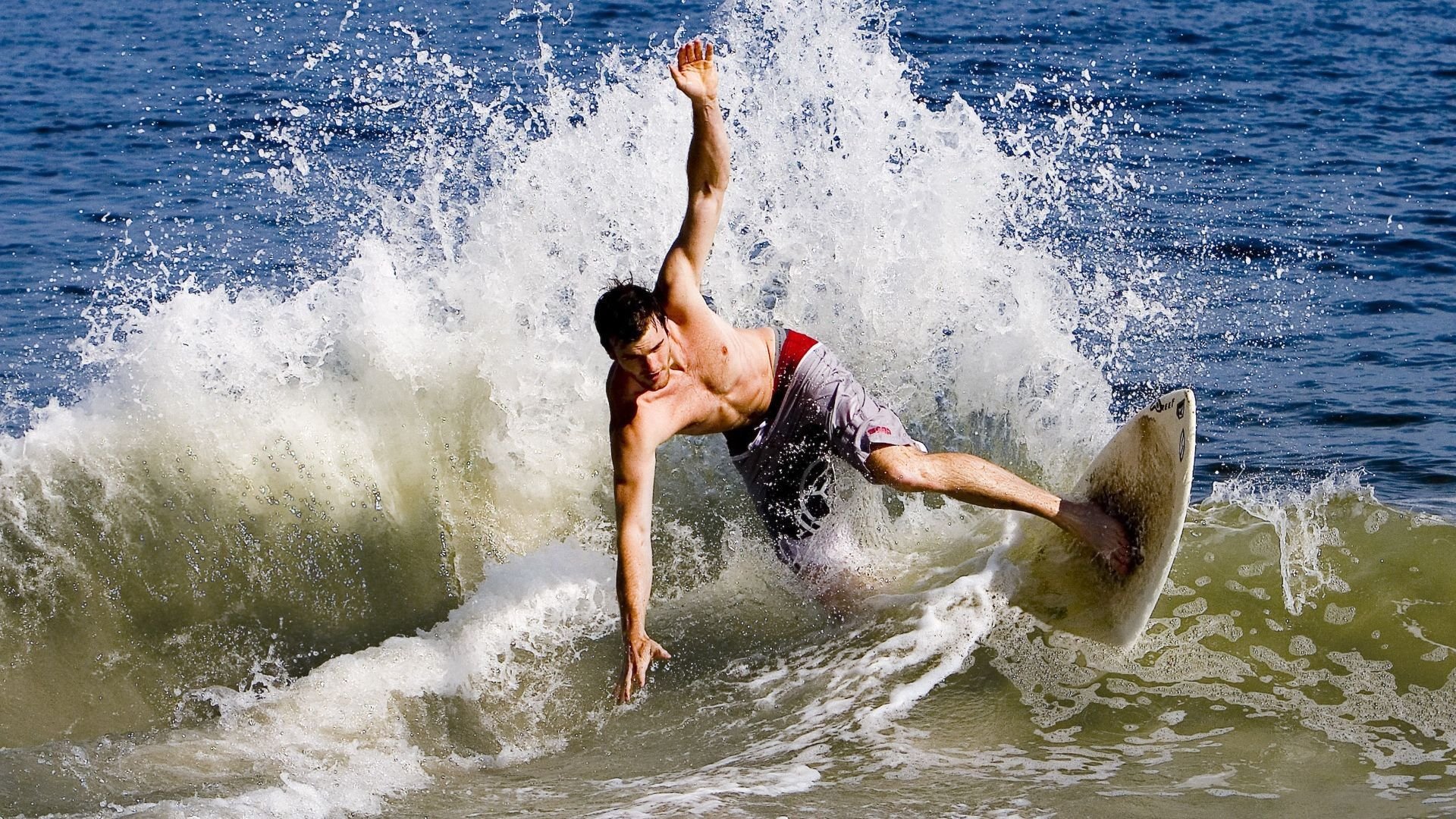 爱游戏官方-红牛二队的私掠船革命,维斯塔潘的关键制胜让雷诺黯然失色